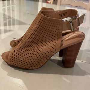 Tahari suede sandals. Size 8M…hardly worn.